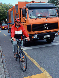 Älterer Radfahrer mit Helm wartet auf eigener Radspur