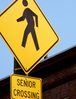 Schild „Vorsicht, querende Senioren!“