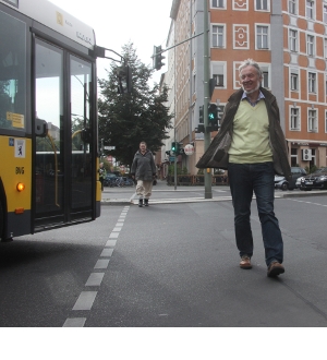 Bus lässt einen Fußgänger an der Ampel queren